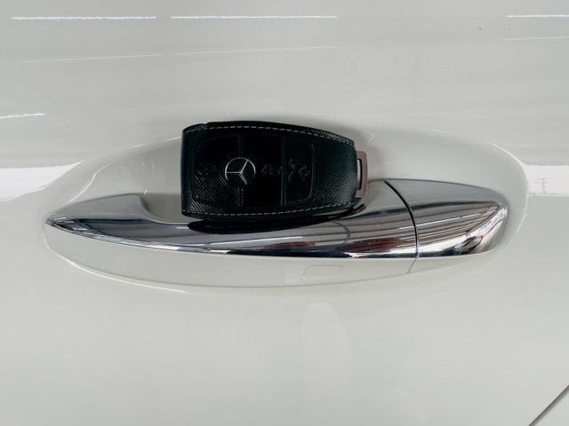 配備~I-KEY/摸門/盲點/CARPLAY/雙電動記憶座椅/電動尾門/換檔撥片/LED頭燈/AMG 原鈑件 (北安店)  第13張相片