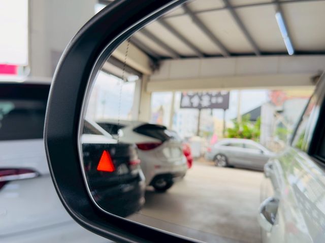 配備~I-KEY/摸門/盲點/CARPLAY/雙電動記憶座椅/電動尾門/換檔撥片/LED頭燈/AMG 原鈑件 (北安店)  第15張相片