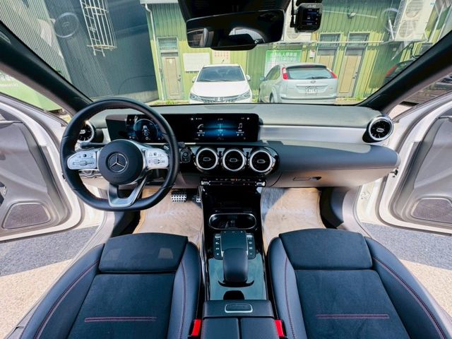 AMG 配備~I-KEY/摸門/雙電動記憶座椅/換檔撥片/怠速/CARPLAY/盲點/倒車顯影/ACC 原鈑件(北安店)  第8張相片