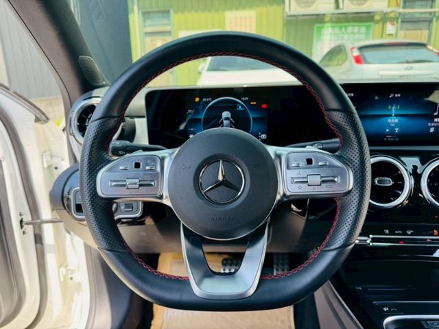 AMG 配備~I-KEY/摸門/雙電動記憶座椅/換檔撥片/怠速/CARPLAY/盲點/倒車顯影/ACC 原鈑件(北安店)  第9張相片