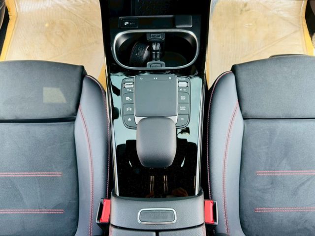 AMG 配備~I-KEY/摸門/雙電動記憶座椅/換檔撥片/怠速/CARPLAY/盲點/倒車顯影/ACC 原鈑件(北安店)  第11張相片
