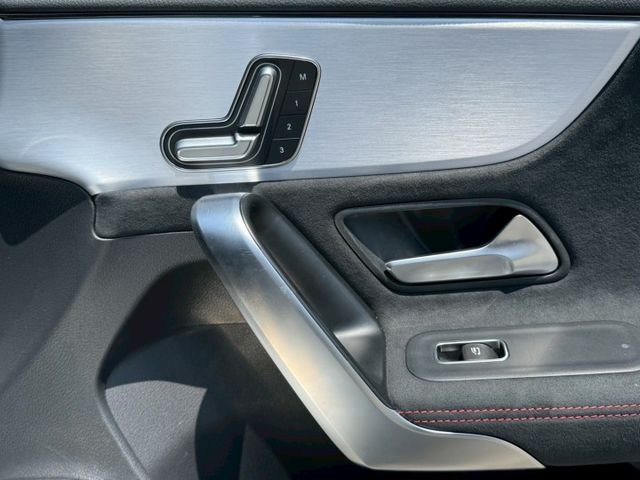 AMG 配備~I-KEY/摸門/雙電動記憶座椅/換檔撥片/怠速/CARPLAY/盲點/倒車顯影/ACC 原鈑件(北安店)  第14張相片