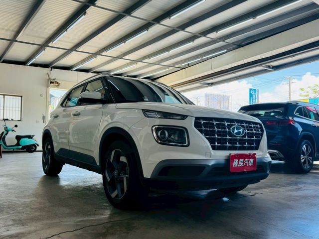 GLB版 配備~I-KEY/摸門/CARPLAY/無線充電板/車道偏離/倒車顯影/衛星導航/定速/防滑 (北安店)  第3張相片