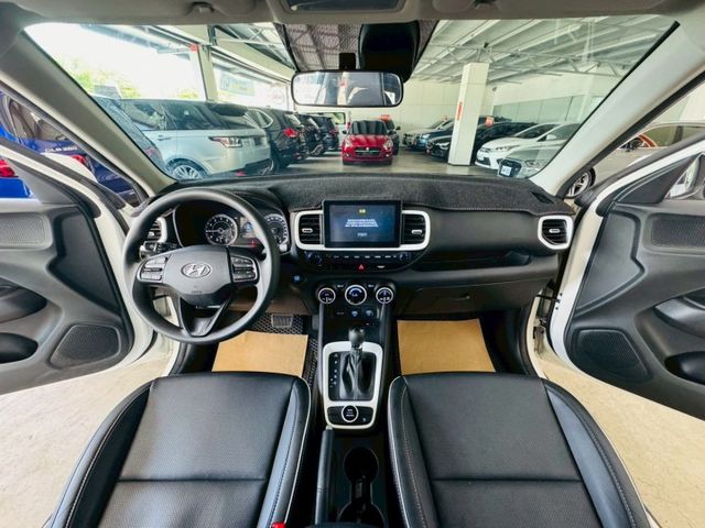 GLB版 配備~I-KEY/摸門/CARPLAY/無線充電板/車道偏離/倒車顯影/衛星導航/定速/防滑 (北安店)  第8張相片