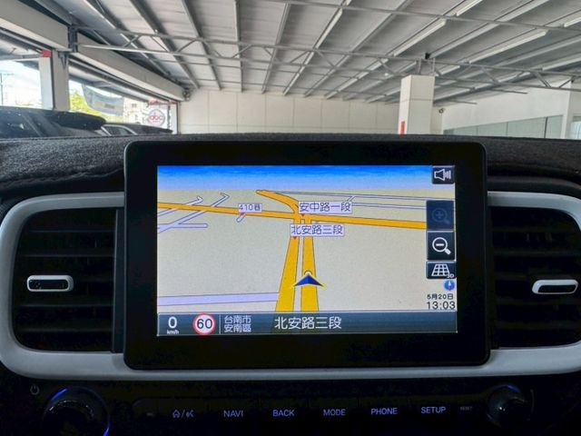 GLB版 配備~I-KEY/摸門/CARPLAY/無線充電板/車道偏離/倒車顯影/衛星導航/定速/防滑 (北安店)  第11張相片