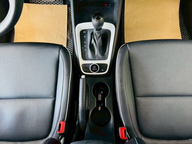 GLB版 配備~I-KEY/摸門/CARPLAY/無線充電板/車道偏離/倒車顯影/衛星導航/定速/防滑 (北安店)  第12張相片
