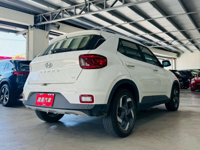 GLB版 配備~I-KEY/摸門/CARPLAY/無線充電板/車道偏離/倒車顯影/衛星導航/定速/防滑 (北安店)  第18張相片
