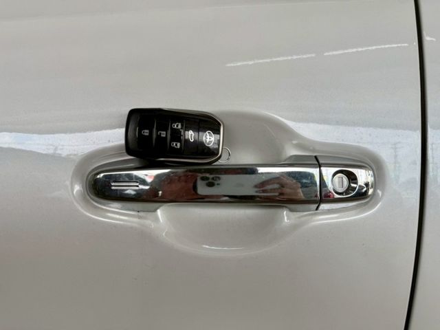 配備~I-KEY/摸門/雙電動座椅/四通風加熱椅/ACC/車道偏離/AUTO HOLD/360環景/雙電滑門 (北安店)  第13張相片