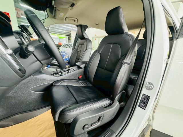 T3 Momentum 配備~I-KEY/摸門/360環景/雙電動座椅/電動尾門/車道偏離/CARPLAY (北安店)  第4張相片