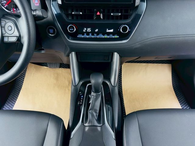 原鈑件 僅跑6千多 豪華版 配備~I-KEY/摸門/CARPLAY/車道偏離/ACC/自動遠光燈/胎壓/電折 (北安店)  第12張相片