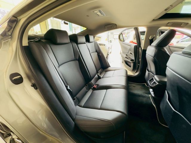 豪華版配備~I-KEY/摸門/盲點/雙電動座椅/ACC/車道偏離/CARPLAY/加熱椅/換檔撥片/自動遠光燈(北安店)  第7張相片