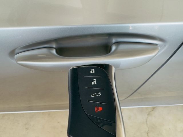 豪華版配備~I-KEY/摸門/盲點/雙電動座椅/ACC/車道偏離/CARPLAY/加熱椅/換檔撥片/自動遠光燈(北安店)  第13張相片