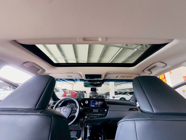 豪華版配備~I-KEY/摸門/盲點/雙電動座椅/ACC/車道偏離/CARPLAY/加熱椅/換檔撥片/自動遠光燈(北安店)  第17張相片