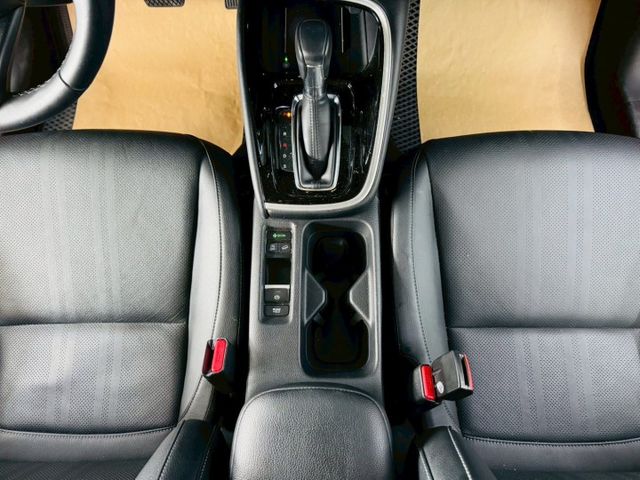 P版 配備~I-KEY/摸門/車道偏離/ACC/怠速/CARPLAY/電動尾門/換檔撥片/無線充電板/恆溫 (北安店)  第11張相片