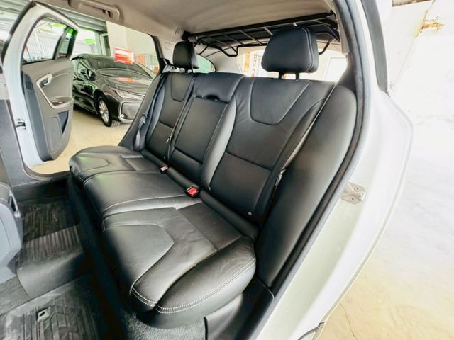 柴油 配備~雙電動座椅/單記憶椅/盲點/換檔撥片/怠速/CARPLAY/定速/倒車顯影 原鈑件 (北安店)  第5張相片