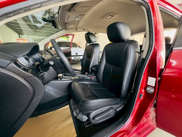 豪華版 原版件 配備~倒車顯影/衛星導航/數位電視/藍芽/方向盤音響控制 (海佃店)  第4張相片