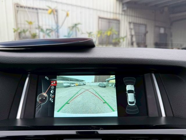 XDRIVE20i 原版件 配備~I-KEY/定速/單記憶椅/雙電動座椅/換檔撥片/倒車顯影/導航/電尾門 (北安店)  第11張相片