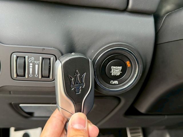 ★Maserati x 藤原浩★ 全球限量175台 原版件 原廠保養 配備~天窗/環景/車道維持/HK音響/電尾門  第13張相片