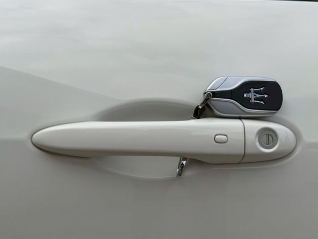 ★Maserati x 藤原浩★ 全球限量175台 原版件 原廠保養 配備~天窗/環景/車道維持/HK音響/電尾門  第16張相片