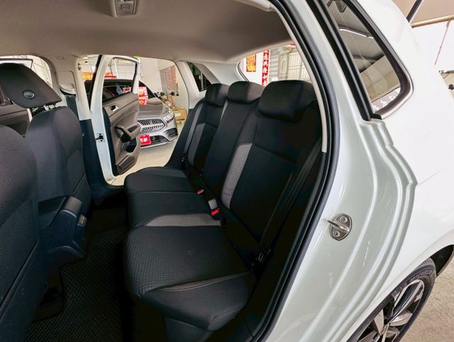 230 TSI LIFE 原版件 ACC/Apple CarPlay/車道偏移/無線充電板/LED頭燈 (北安店)  第5張相片