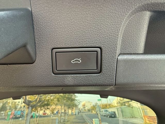 原版件 雙電動椅/4電熱椅/Apple CarPlay/環景/ACC/HUD/無線充電板/車道維持/自動停車 (海佃店)  第17張相片