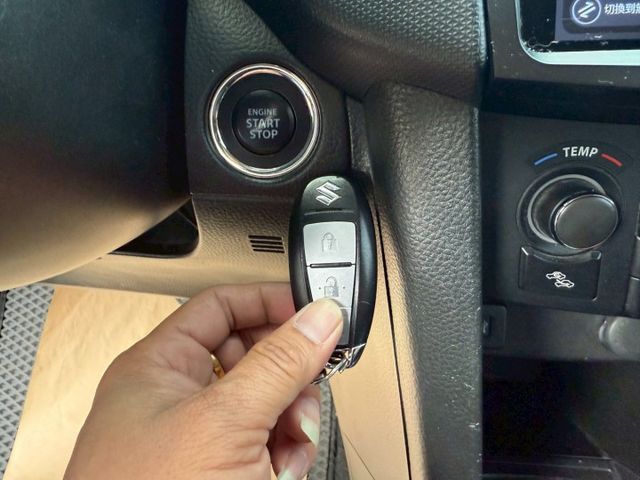 GLX 配備~I-KEY/摸門/定速/倒車顯影/恆溫空調/方向盤音響控制 (海佃店)  第13張相片