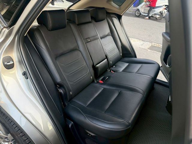 頂級版 原版件 雙通風椅/前後座加熱座椅/天窗/換檔撥片/HUD/環景/盲點/電尾門 (海佃店)  第6張相片