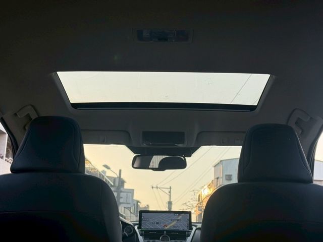 頂級版 原版件 雙通風椅/前後座加熱座椅/天窗/換檔撥片/HUD/環景/盲點/電尾門 (海佃店)  第16張相片