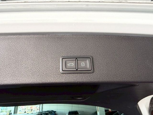 原版件 原廠保固 配備~I-KEY/ACC/Apple CarPlay/盲點/車道維持/倒車顯影/電尾門 (海佃店)  第16張相片