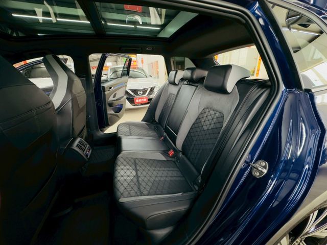 R-Line 原版件 原廠保固 配備~天窗/ACC/無線充電座/HK音響/HUD/電尾門 (北安店)  第4張相片