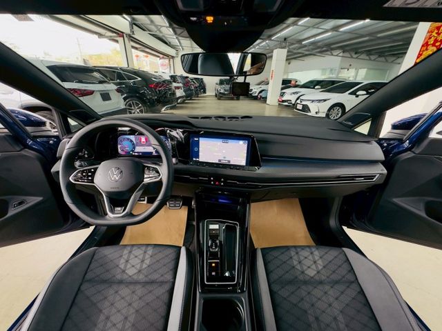 R-Line 原版件 原廠保固 配備~天窗/ACC/無線充電座/HK音響/HUD/電尾門 (北安店)  第7張相片