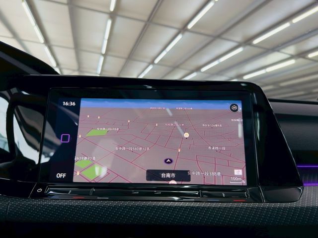 R-Line 原版件 原廠保固 配備~天窗/ACC/無線充電座/HK音響/HUD/電尾門 (北安店)  第10張相片