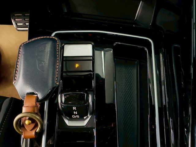 R-Line 原版件 原廠保固 配備~天窗/ACC/無線充電座/HK音響/HUD/電尾門 (北安店)  第12張相片