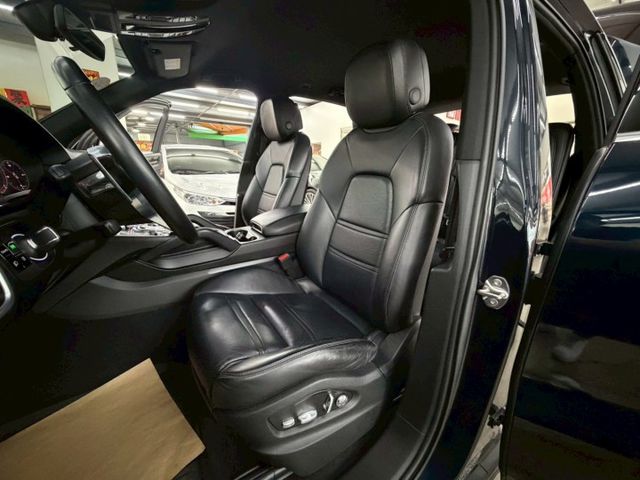 原版件 19年式~I-KEY/雙記憶椅/換檔撥片/倒車顯影/導航/電尾門/LED頭燈 (北安店)  第4張相片