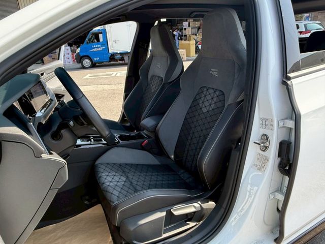 R-Line 原版件 原廠保固 配備~天窗/ACC/無線充電座/HK音響/HUD/電尾門 (海佃店)  第3張相片