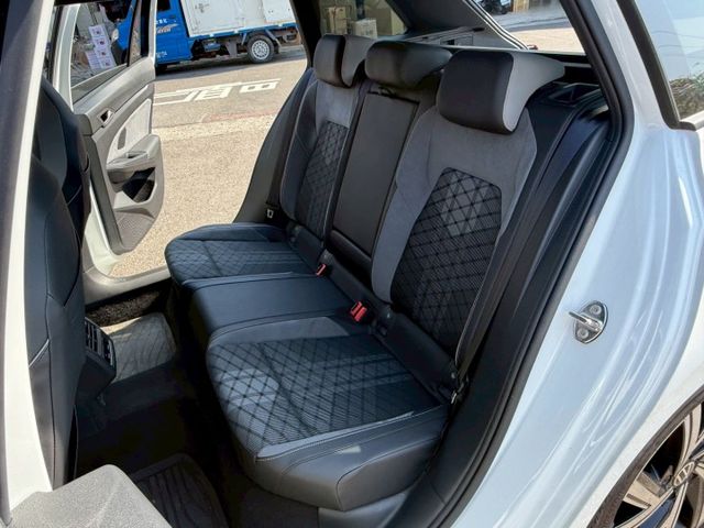 R-Line 原版件 原廠保固 配備~天窗/ACC/無線充電座/HK音響/HUD/電尾門 (海佃店)  第4張相片