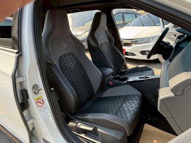 R-Line 原版件 原廠保固 配備~天窗/ACC/無線充電座/HK音響/HUD/電尾門 (海佃店)  第5張相片