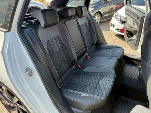 R-Line 原版件 原廠保固 配備~天窗/ACC/無線充電座/HK音響/HUD/電尾門 (海佃店)  第6張相片