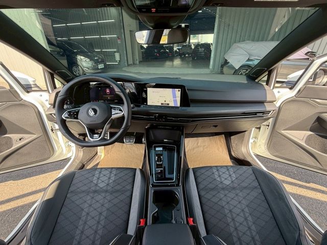 R-Line 原版件 原廠保固 配備~天窗/ACC/無線充電座/HK音響/HUD/電尾門 (海佃店)  第7張相片