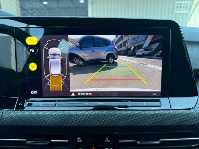 R-Line 原版件 原廠保固 配備~天窗/ACC/無線充電座/HK音響/HUD/電尾門 (海佃店)  第11張相片