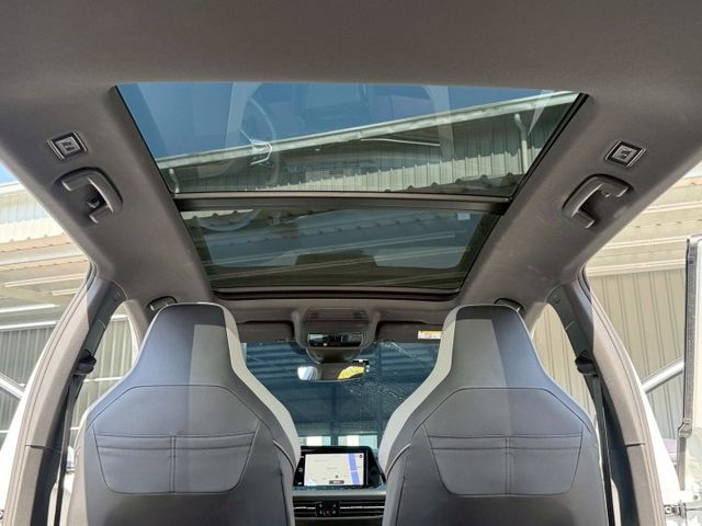 R-Line 原版件 原廠保固 配備~天窗/ACC/無線充電座/HK音響/HUD/電尾門 (海佃店)  第16張相片