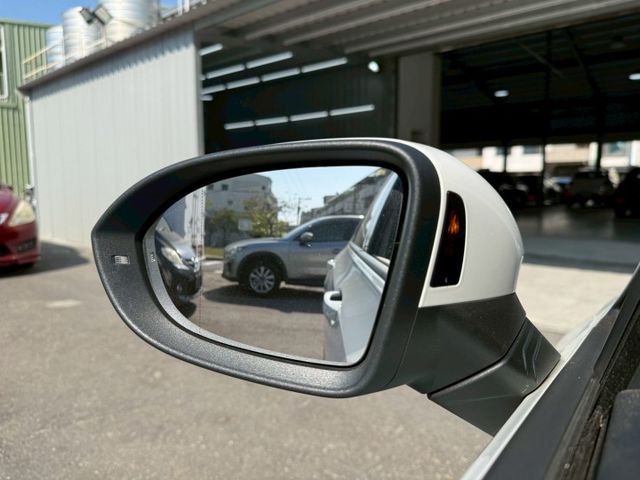 R-Line 原版件 原廠保固 配備~天窗/ACC/無線充電座/HK音響/HUD/電尾門 (海佃店)  第17張相片