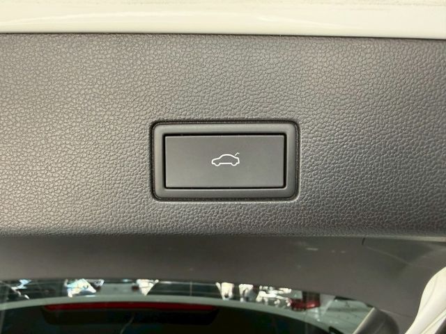 R-Line 原版件 原廠保固 配備~天窗/ACC/無線充電座/HK音響/HUD/電尾門 (海佃店)  第18張相片