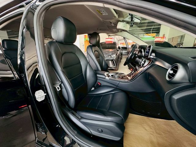 4MATIC 原版件 I-KEY/雙電動椅/單記憶椅/定速/換檔撥片/柏林之音/盲點/倒車顯影/LED頭燈 (北安店)  第5張相片