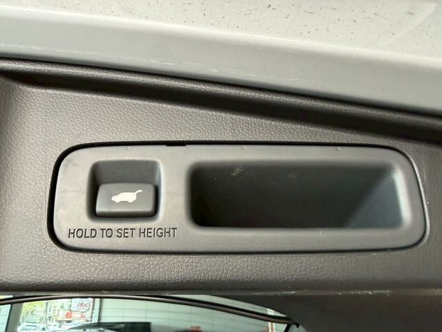 VTI-S 原廠保養 原版件 環景/車道偏移/無線充電座/盲點/換檔撥片/Apple CarPlay/電尾門 (北安店)  第17張相片