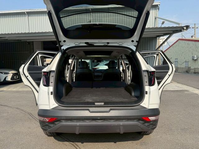 原版件 原廠保固 配備~全景天窗/ACC/單電動椅/無線充電座/環景/車道維持/換檔撥片/HUD/電尾門 (海佃店)  第18張相片