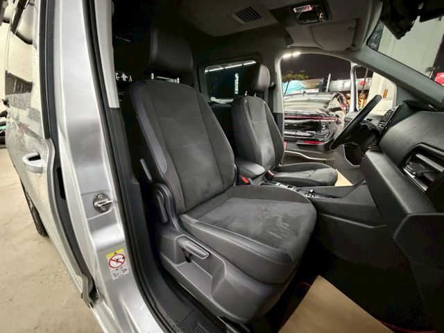 選配原廠露營設備:車邊帳.流理臺.炊煮平台.床墊.床架 配備~ACC/無線充電座/自動停車/CarPlay (北安店)  第5張相片