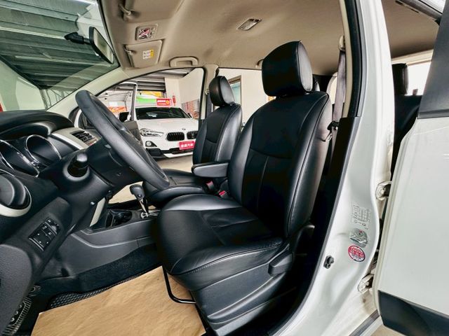 原版件 原廠保養 配備~倒車顯影/導航/HUD/胎壓偵測/數位電視/高低可調大燈 (北安店)  第4張相片