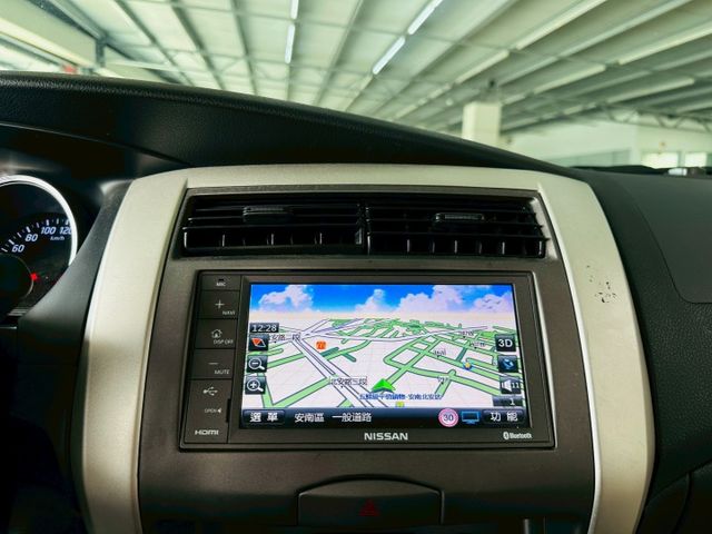 原版件 原廠保養 配備~倒車顯影/導航/HUD/胎壓偵測/數位電視/高低可調大燈 (北安店)  第11張相片