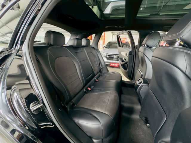 4MATIC 原廠保養 配備~天窗/I-KEY/定速/雙電動椅/換檔撥片/環景/導航/電尾門  (北安店)  第6張相片